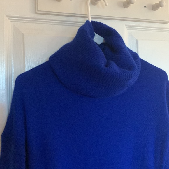 Cashmere sweater. Like new. - Picture 3 of 5
